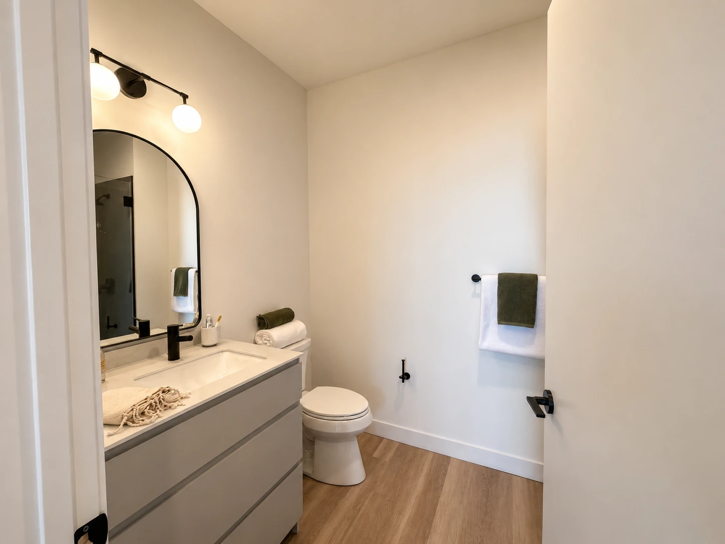 Living area in Medium 1BR - Unit 04, Unit 4 at Stead 220, Fulton Market